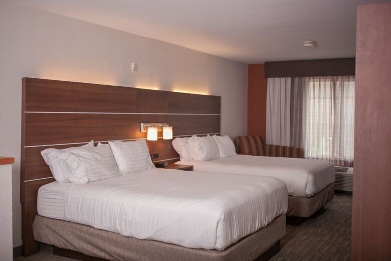 Holiday Inn Express Hotel & Suites