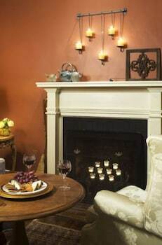 Bed & Breakfast Hillbrook Inn