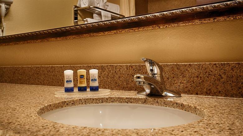 Hotel Best Western Plus Crown Colony Inn & Suites