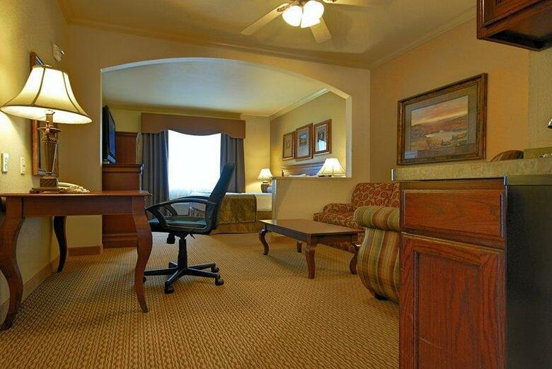 Hotel Best Western Plus Crown Colony Inn & Suites