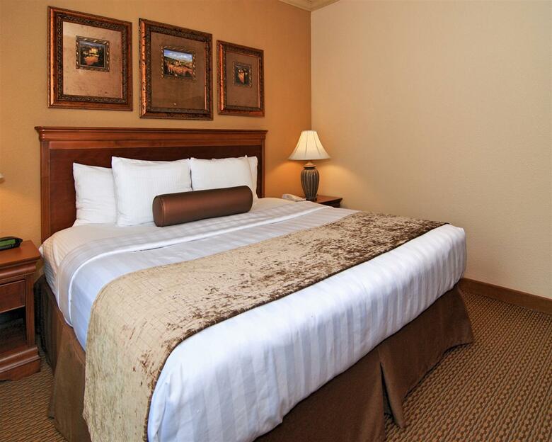 Hotel Best Western Plus Crown Colony Inn & Suites