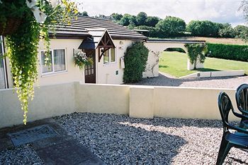 Crossways & Sea View Holiday Apartments