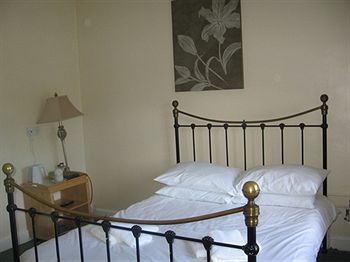 Hostal The Turf Hotel