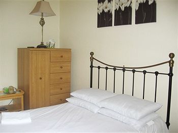 Hostal The Turf Hotel