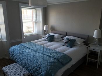 Hostal The Crown & Kitchen