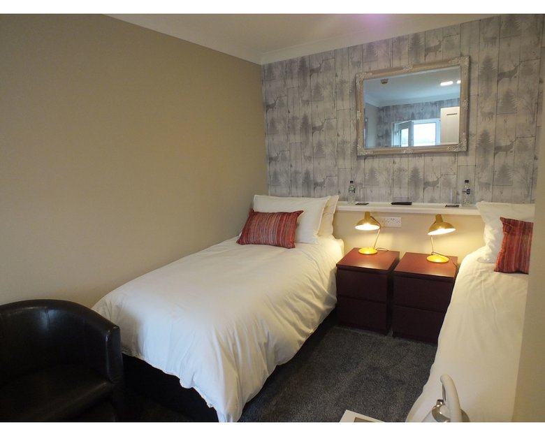 Hostal The Crown Hotel