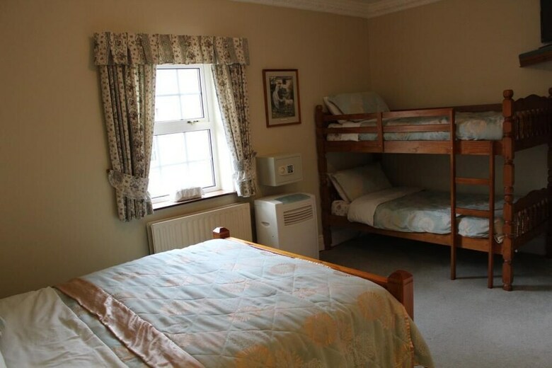 Bed & Breakfast Carnalbanagh House