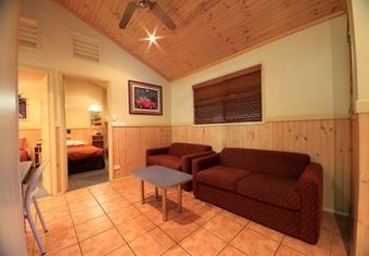 Cabana Ashmore Palms Holiday Village