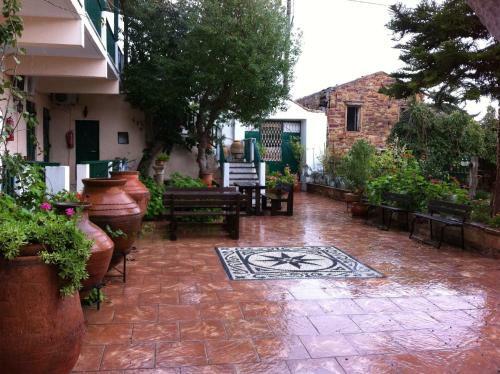 Hostal Topakas House