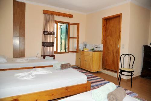 Hostal Topakas House