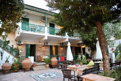 Hostal Topakas House