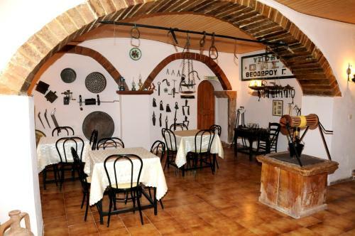 Hostal Topakas House