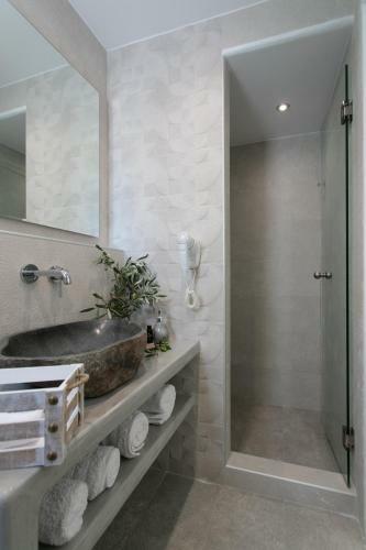 Iades Studios & Apartments