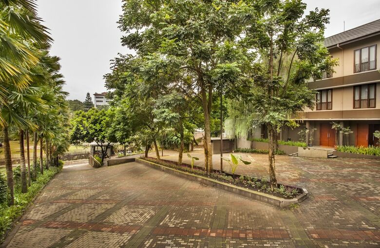 Summer Hills Hotel
