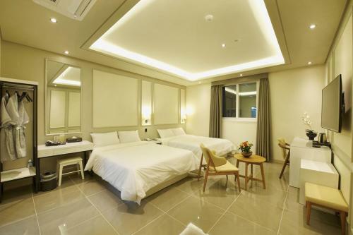 Hotel B