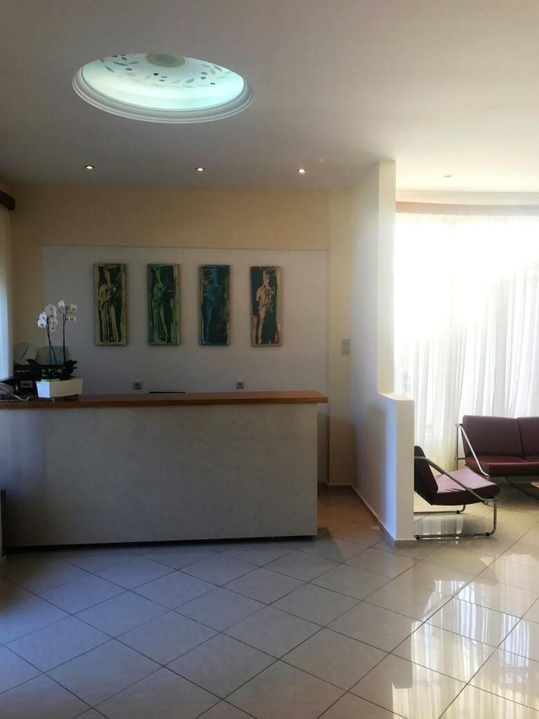 Hotel Karyatides