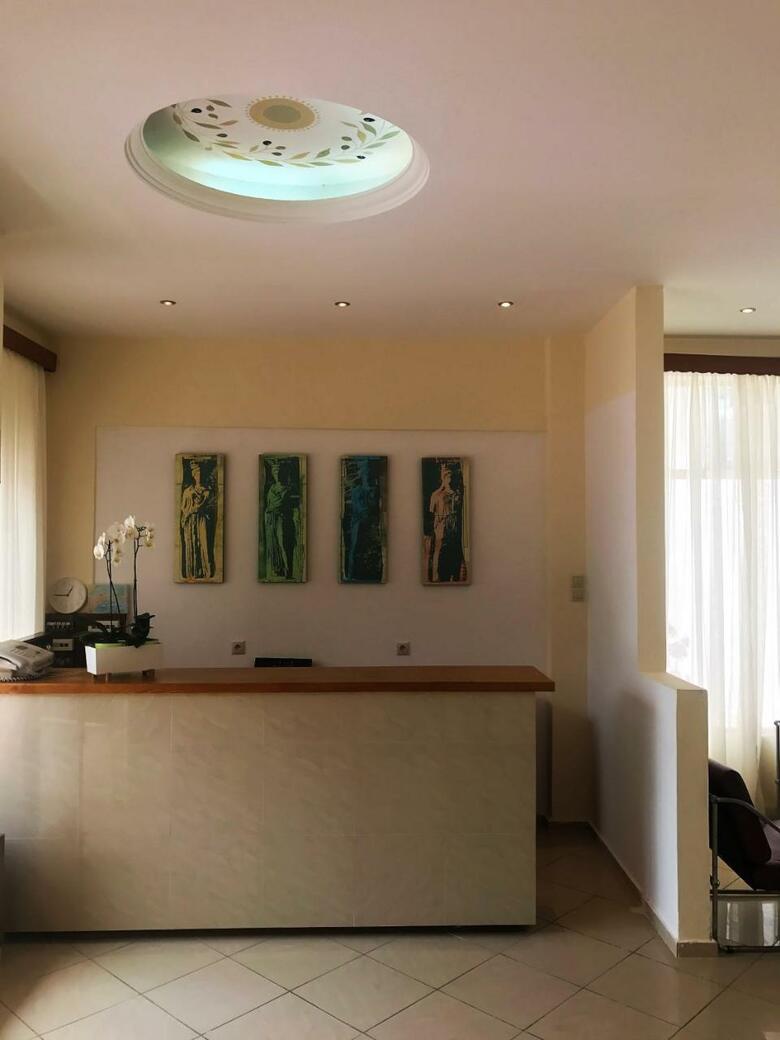 Hotel Karyatides