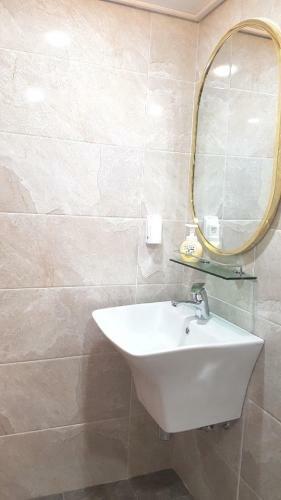 Hostal J-honor Guesthouse