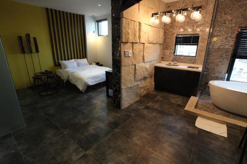 H Avenue Hotel