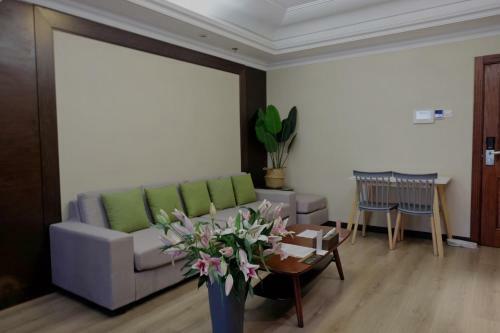 Ring Service Apartment No.8 On The East