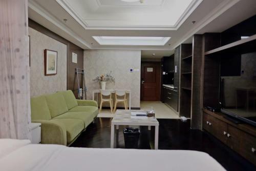 Ring Service Apartment No.8 On The East
