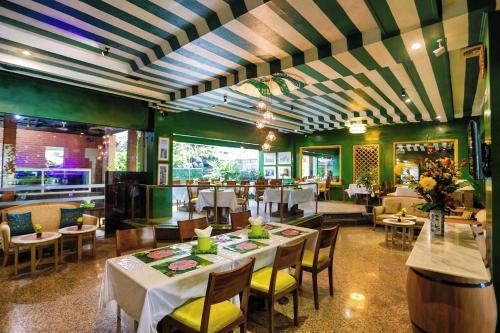 John's Pardede International Hotel