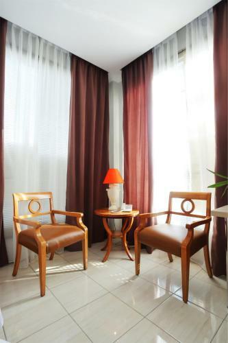 Hostal Topaz Residence