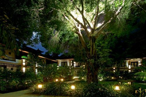 Hotel The Sandi Phala Beach Resort And Ma Joly Restaurant