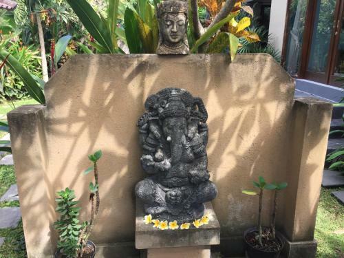 Ratna Villa