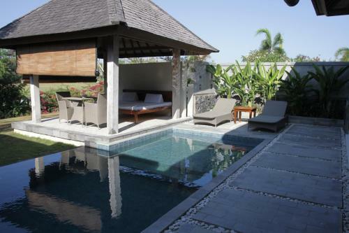 Water Edge Villa By Soscomma