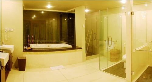 Water Edge Villa By Soscomma