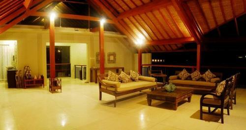 Water Edge Villa By Soscomma