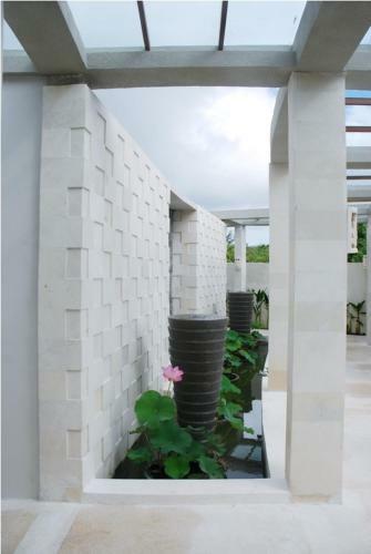 Water Edge Villa By Soscomma