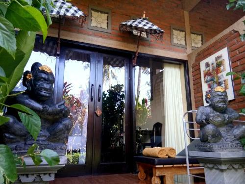 Hostal The Sari Bungalows