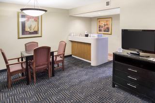 Hotel Quality Inn & Suites Airport