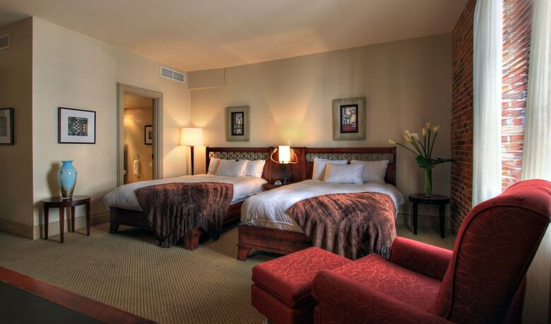 Nelligan Hotel