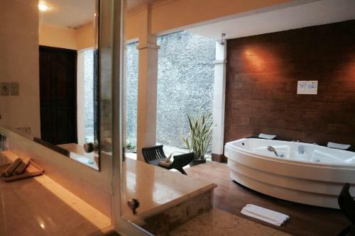 Hotel Kuta Lagoon Resort And Pool Villas