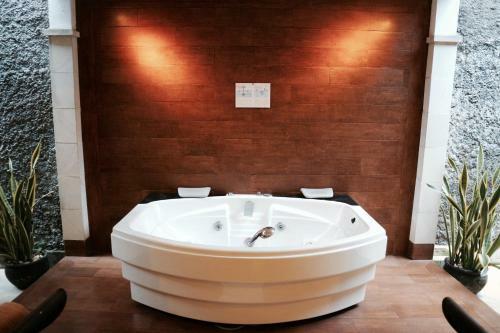 Hotel Kuta Lagoon Resort And Pool Villas