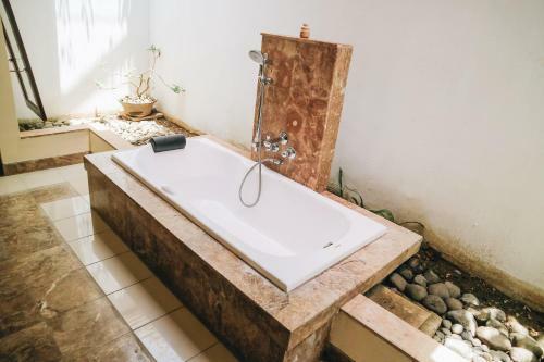 Hotel Kuta Lagoon Resort And Pool Villas