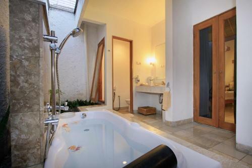 Hotel Kuta Lagoon Resort And Pool Villas