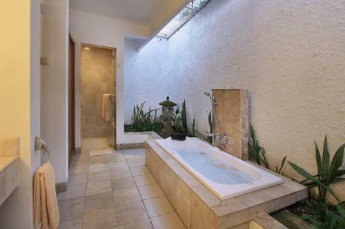 Hotel Kuta Lagoon Resort And Pool Villas