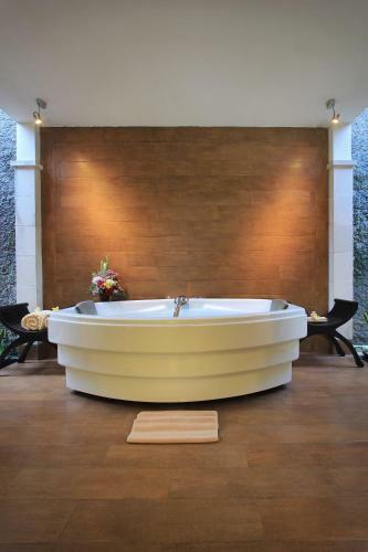 Hotel Kuta Lagoon Resort And Pool Villas