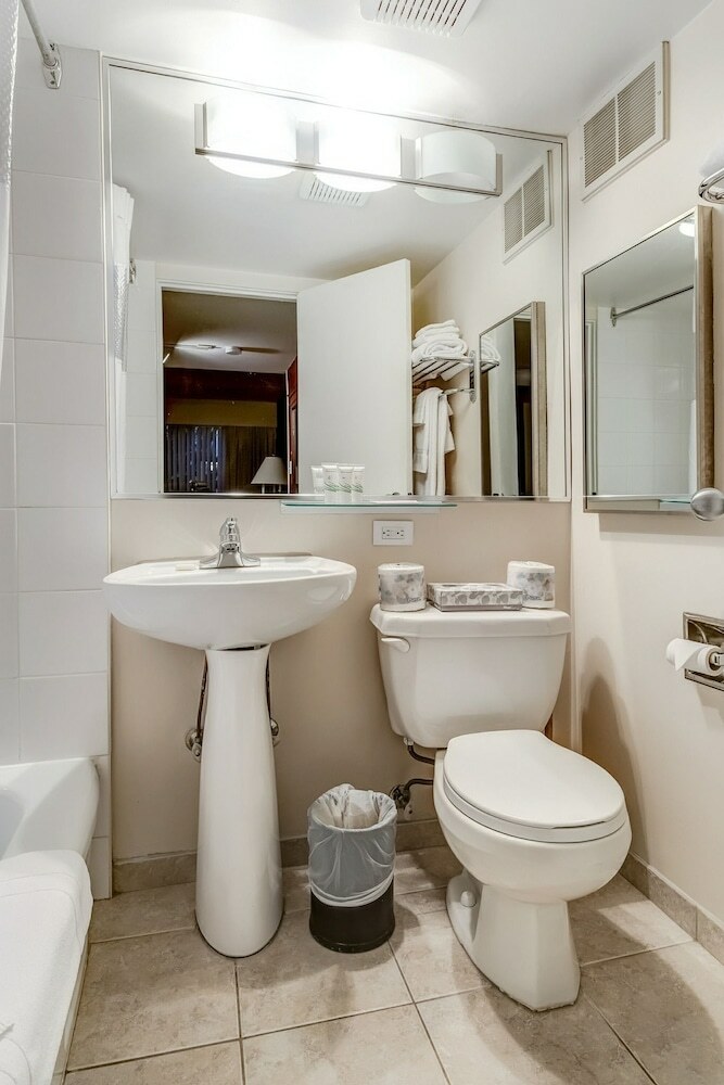 Hotel The Rosellen Suites At Stanley Park (.)