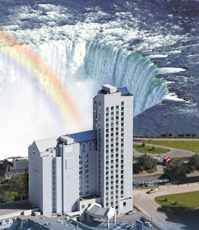 Oakes Hotel Overlooking The Falls