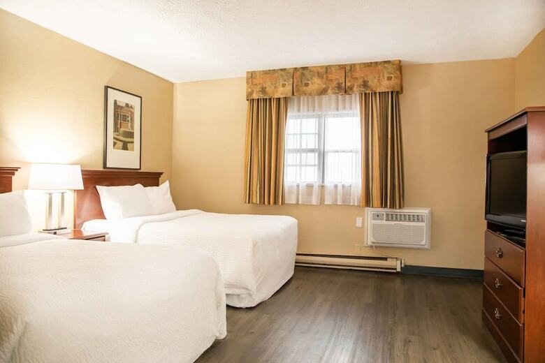 Oakes Hotel Overlooking The Falls