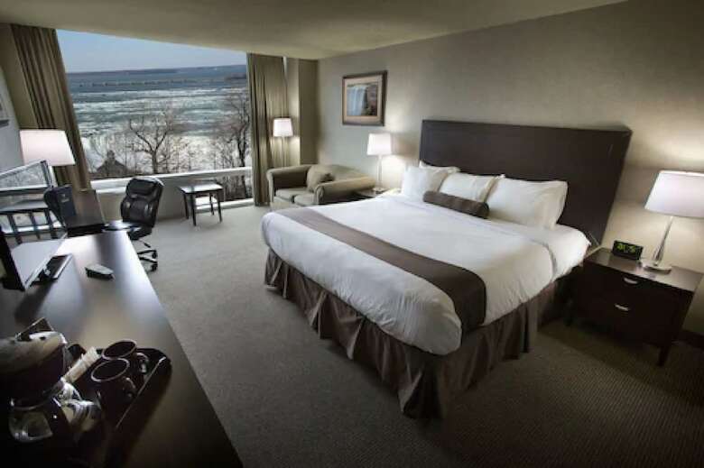 Oakes Hotel Overlooking The Falls