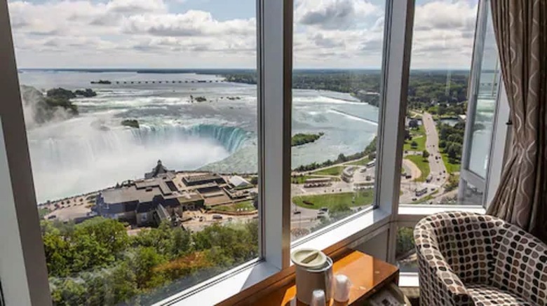 Oakes Hotel Overlooking The Falls