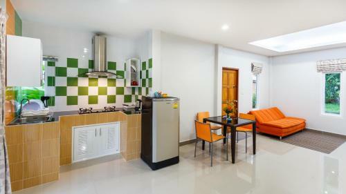 Hostal Bangtao Local House Rental