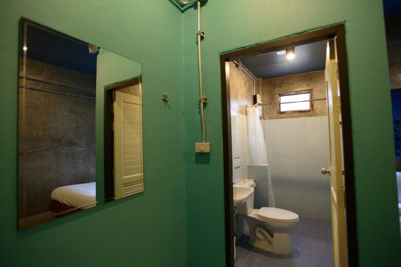 Hostal Khaolak Seafan Bed & Breakfast