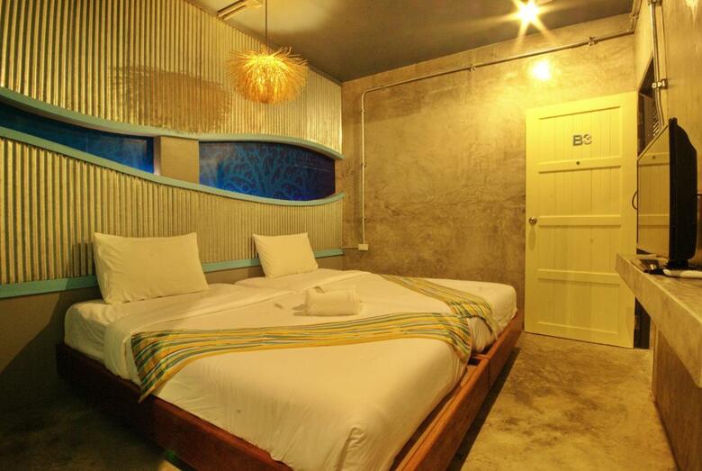 Hostal Khaolak Seafan Bed & Breakfast